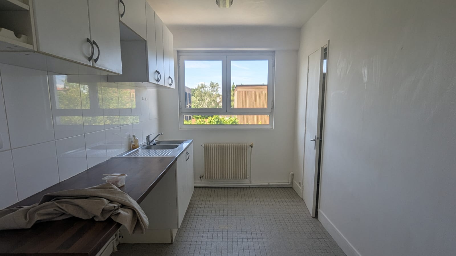 À proximité immédiate de Paris , appartement lumineux avec balcon.